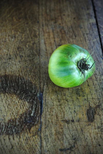 Koyu ahşap masa 3 domatese yeşil sığır eti
