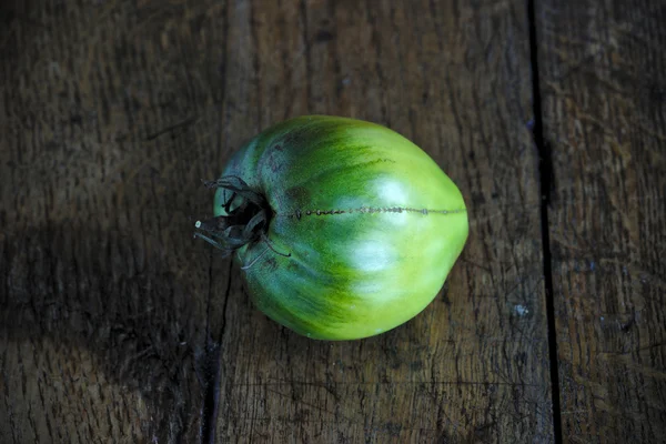 Yeşil biftek domates koyu ahşap tablo 2