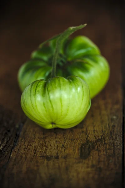 Bir ahşap çiftlik tabloda yeşil siyah Krim domates 