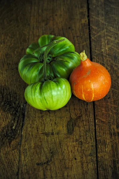 Siyah Krim domates ve kırmızı kuri squash bir ahşap çiftlik tablo 