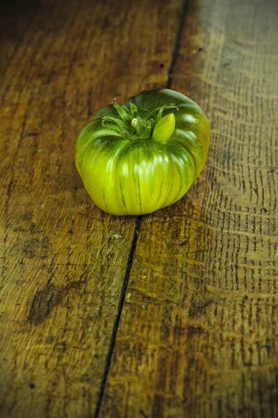 Tomate de res verde sobre una mesa de madera oscura 1 — Foto de Stock