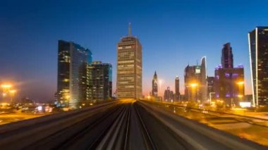 Dubai yolculuğa raylı Metro sistemi yüksek