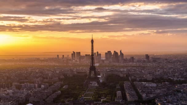 Skyline de la ciudad y Torre Eiffel — Vídeos de Stock