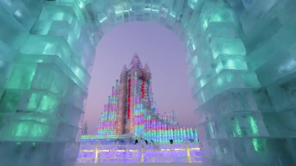 Esculturas de hielo iluminadas en el Hielo Harbin — Vídeos de Stock