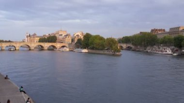Seine Nehri üzerinde zevk geziler çekici turist