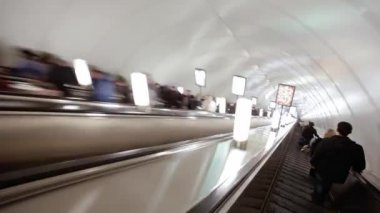 Metro istasyonu platformu, Saint Petersburg