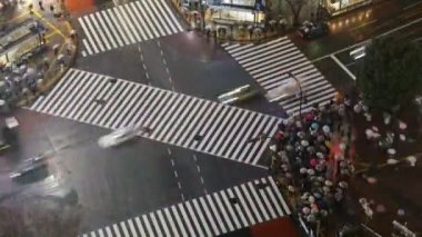  Yayalar ve trafik Shibuya geçiş arasında