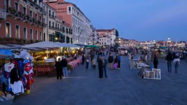  Büyük Kanal yürüyen turist