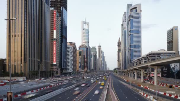Ντουμπάι κυκλοφορίας και ψηλά κτίρια — Αρχείο Βίντεο