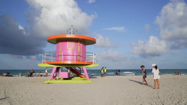 Art Deco stijl badmeester hut op Miami Beach — Stockvideo