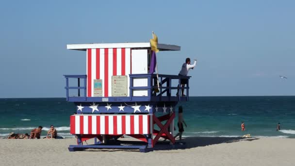 Art Deco stílusú Lifeguard kunyhó a Miami Beach — Stock videók