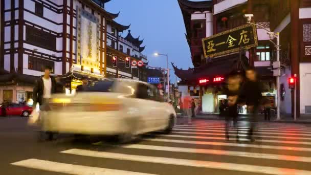 Persone che attraversano in Yuyuan Bazaar — Video Stock