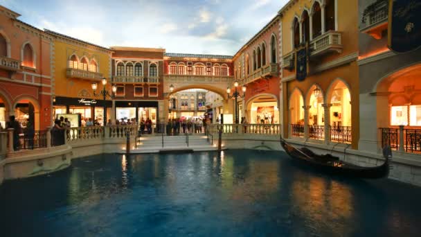 Góndolas en los canales del Casino Veneciano en la Franja, Las Vegas — Vídeo de stock