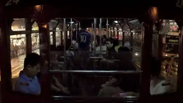 Straßenbahn, die im Zentrum der Insel Hong Kong fährt — Stockvideo