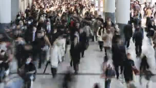 Caminantes caminando por la estación de Shibuya — Vídeos de Stock