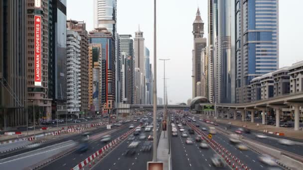 Trafic de Dubaï et immeubles de grande hauteur — Video