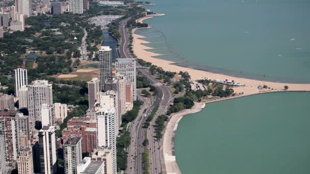 Pinggiran kota dan pantai sepanjang Danau Michigan — Stok Video