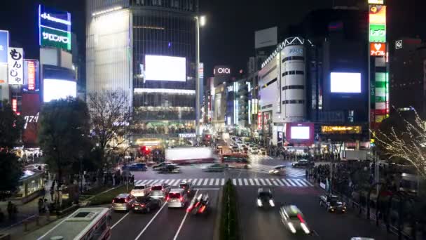 Peatones y tráfico a través de Shibuya Crossing — Vídeo de stock