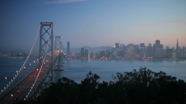 Skyline van de stad en de Bay Bridge, San Francisco — Stockvideo