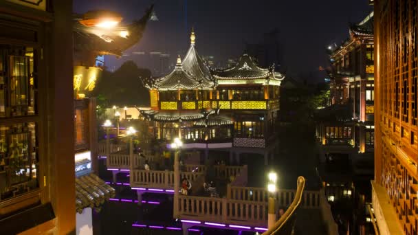 Mensen op de negen-draai zig-zag-brug bij Yuyuan Bazaar — Stockvideo