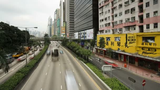 Queensway, Hong Kong boyunca hareket eden araçlar — Stok video