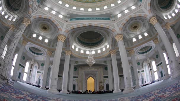 Innenraum der Hazrat Sultan Moschee — Stockvideo