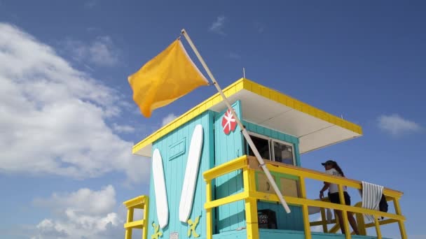Art-Deco-Stil Rettungsschwimmhütte am Strand von Miami — Stockvideo