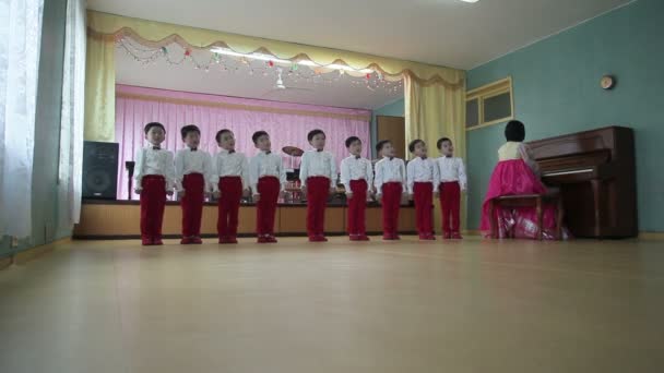 Dzieci w wieku szkolnym śpiewu i wykonywania w pałacu dla dzieci — Wideo stockowe