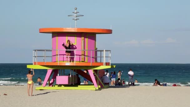 Art Deco-stil Lifeguard Hut på Miami Beach — Stockvideo