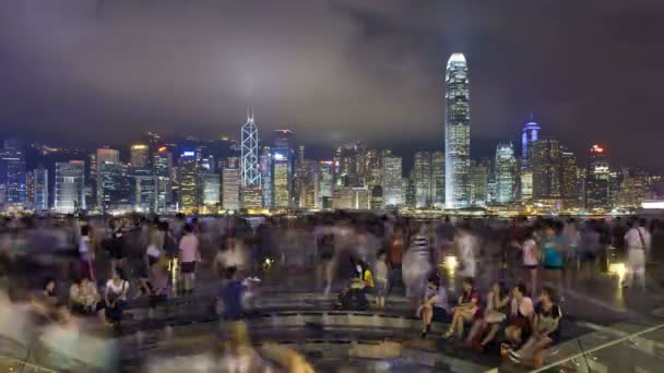 Ludzie oglądają pokaz świetlny, Hongkong — Wideo stockowe