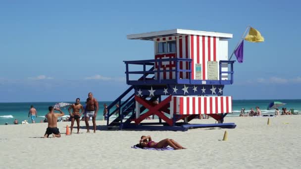 Art Deco-stil Lifeguard Hut på Miami Beach — Stockvideo