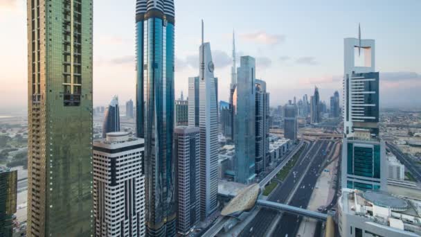 Dubai verkeer en hoge gebouwen — Stockvideo
