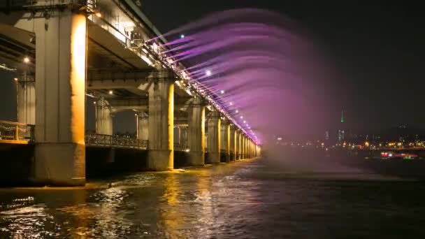 Licht en fontein show op Banpodaegyo brug — Stockvideo