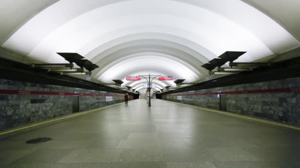 Plataforma da estação de metro, São Petersburgo — Vídeo de Stock