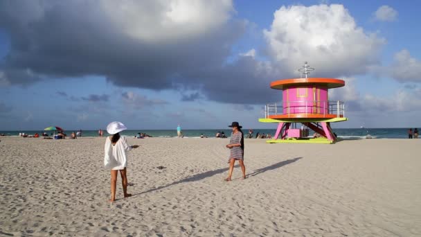 Art Deco Style Chata záchranné stráže na Miami Beach — Stock video