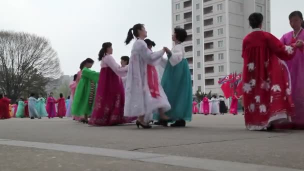 大众在街上，平壤跳舞 — 图库视频影像