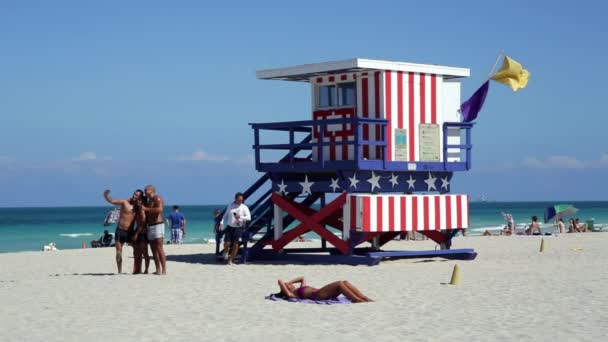 Art Deco estilo Lifeguard cabana em South Beach — Vídeo de Stock