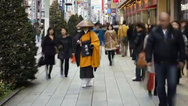 Синтоистский священник ищет пожертвования, Токио — стоковое видео