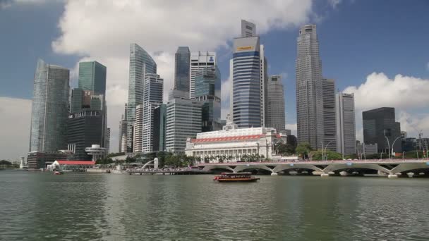 The Merlion Statue with the City Skyline, Сингапур — стоковое видео