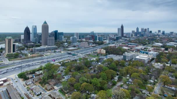 Autobahn 85 passiert Atlanta-Skyline — Stockvideo