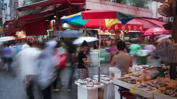 Compradores navegar nas barracas chinesas — Vídeo de Stock