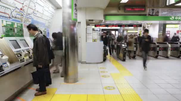 Passageiros comprando bilhetes de metrô — Vídeo de Stock