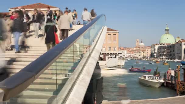 人々はポンテ・ディ・カラトラヴァ橋を渡る — ストック動画