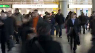 Shibuya İstasyonu'ndan yürüyen yolcular