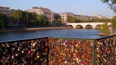 aşk kilitleri Paris birçok köprü süslüyor
