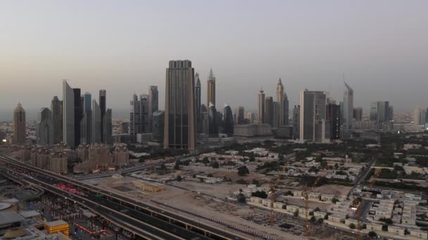 Dubai-Verkehr und Hochhäuser — Stockvideo