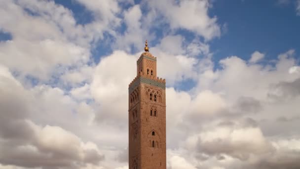 A minaret, a Koutoubia mecset közelében Marrákes városában — Stock videók