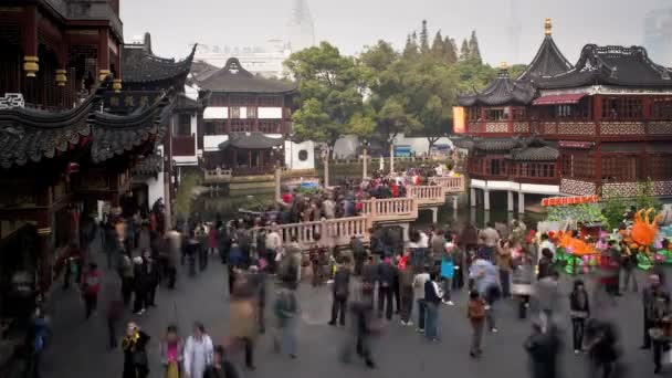 Mensen op de negen-draai zig-zag-brug bij Yuyuan Bazaar — Stockvideo