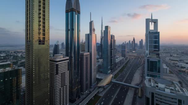Dubai tráfego e arranha-céus edifícios — Vídeo de Stock
