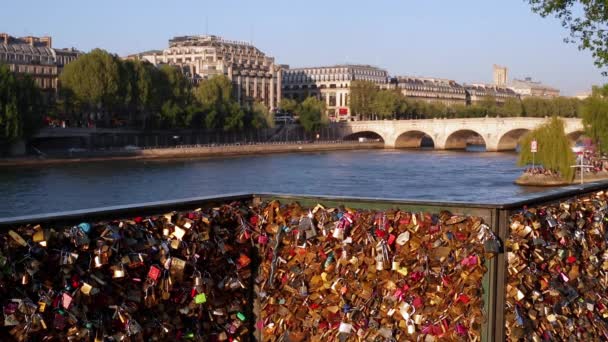 Love lås pryder många broar i Paris — Stockvideo